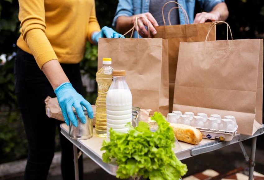 توزیع گوشت بین نیازمندان